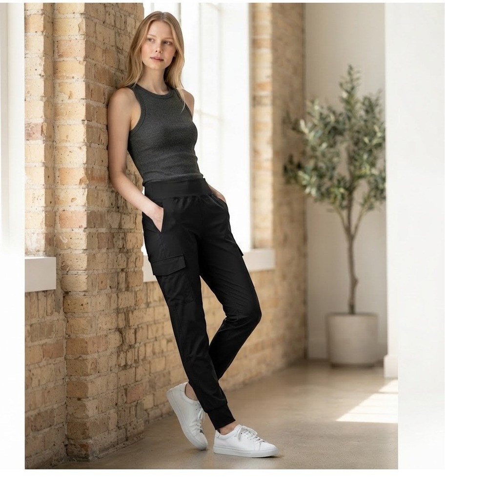 Athleta Women Black Cargo Joggers Tapered Hiking Travel Pants Sz M